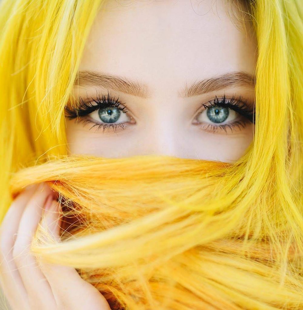 Блондинка в желтом